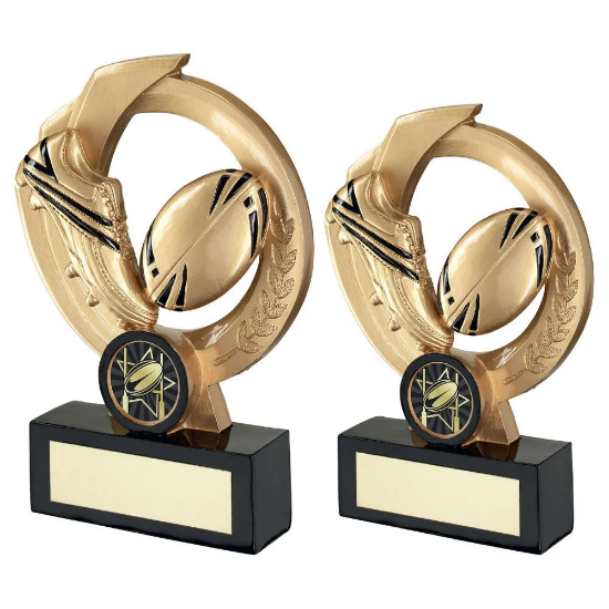 GOLD/BLACK RUGBY BALL AND BOOT ON ROUND WREATH WITH PLATE (1in CENTRE)